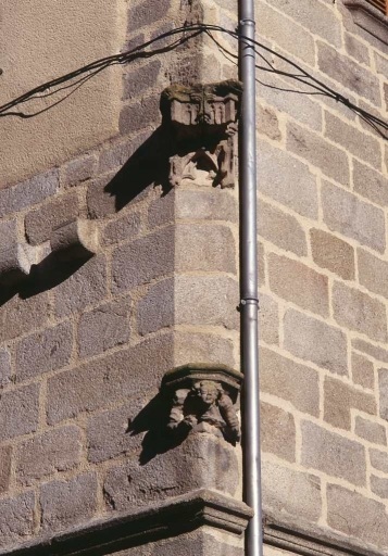 Vue de la niche sculptée située au niveau du premier étage, dans l'angle de l'élévation antérieure et de l'élévation latérale sud.