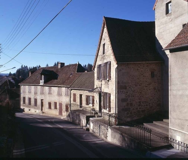 32, 34, 36 rue Sainte-Espérance. Maisons (AL 418, 417). Vue d'ensemble de trois maisons situées en enfilade. De droite à gauche, maison avec mur pignon en façade (groupe B4), maison en rez-de-chaussée (groupe A) et maison à un étage carré, se développant sur plus de trois travées (Groupe E1).