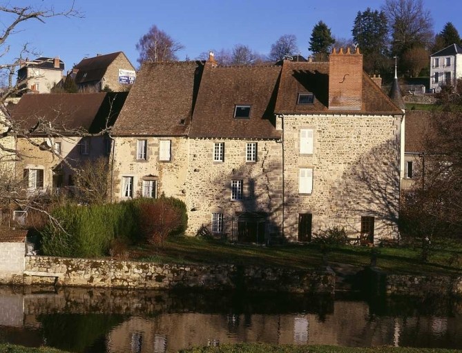 10, 12 rue du Pont Roby. Maisons (AL 374, 375). Vue d'ensemble de l'élévation ouest montrant l'étage de soubassement ouvrant sur les jardins bordant la Creuse.