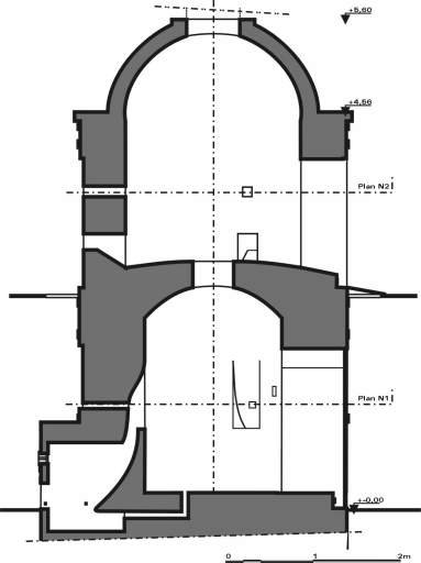Coupe verticale du four rond à porcelaine.
