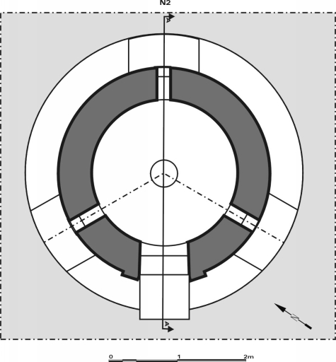 Coupe du four rond à porcelaine, au niveau du globe (N2).