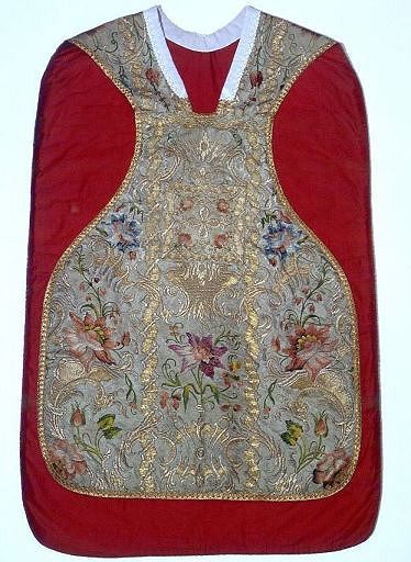 Vue du devant de la chasuble.