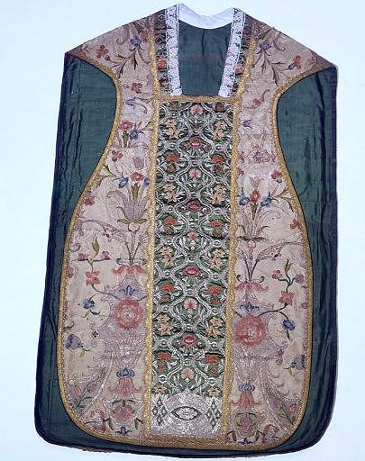 Vue du devant de la chasuble.