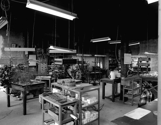 L'atelier de fonderie de caractères en activité (fabrication de caractères 'anglais').