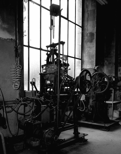 Vue de l'arrière de la machine et de ses mécanismes de transmission.