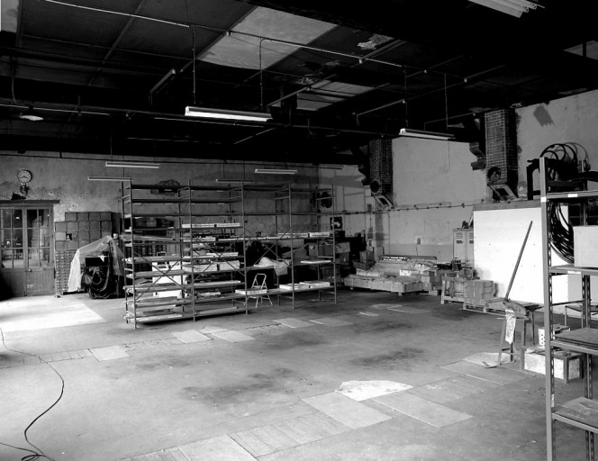 L'atelier de fonderie de caractères, désaffecté : jusqu'en 2000 environ, cet atelier était équipé de 16 machines à fondre les caractères du constructeur A. Foucher. Seules subsistent les transmissions sur le mur est (à droite) et dans le sol.