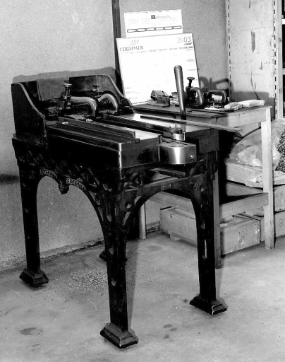 Machine à raboter : coupoir à caractères