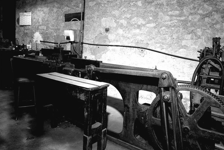 Machine à raboter : machine à mettre à hauteur les filets (ligne de fabrication de filets d'imprimerie)