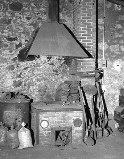 Four industriel dit fourneau de fonderie de plomb