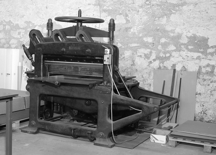 Machine à découper par cisaille : massicot