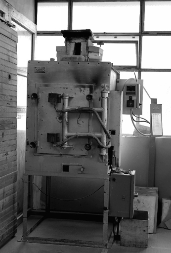 Four-cellule électrique pour la cuisson des décors, porte fermée.