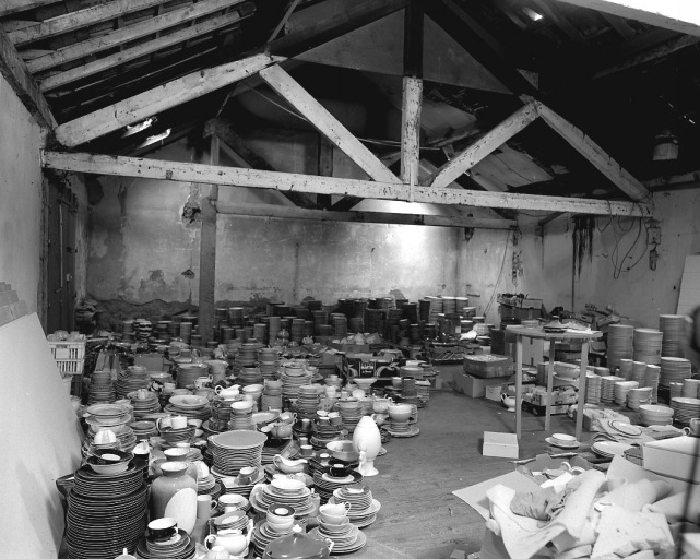Stockage des pièces de second choix, à l'étage du bâtiment où se situait le deuxième niveau de l'ancien four rond pour la cuisson de dégourdi (le 'globe'). On distingue au sol l'emprise circulaire de l'ancien four.