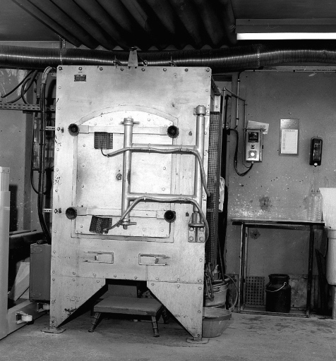 Four-cellule électrique pour la cuisson des décors, porte fermée.