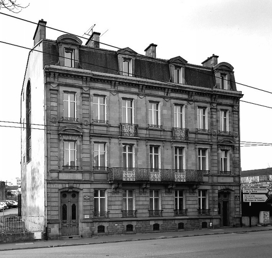 Façade antérieure du logement patronal et des bureaux.