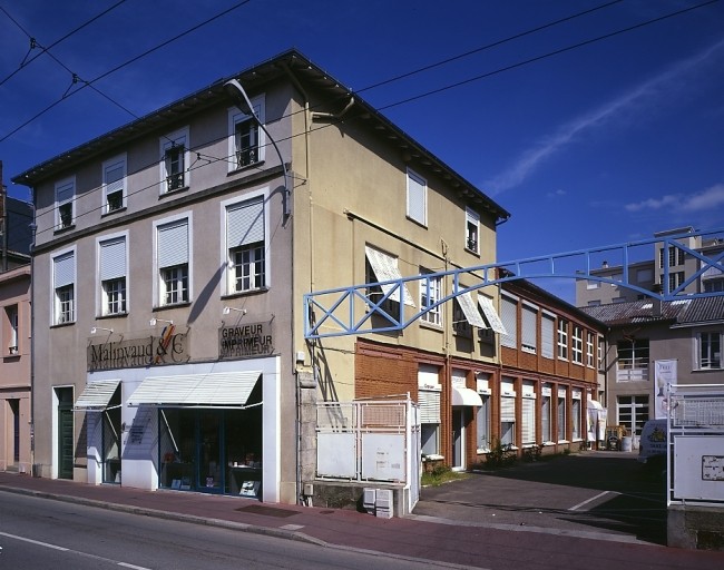 Une partie des ateliers vus depuis la rue François-Chénieux : à gauche le logement et les bureaux, au centre les ateliers de l'entre-deux-guerres, à droite une partie des ateliers de 1963.