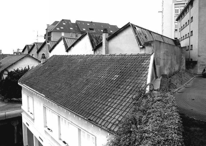 Les ateliers couverts en sheds, vus depuis la rue Eugène Jamot (nord-ouest).