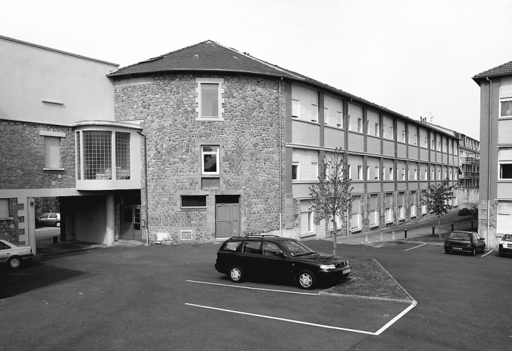 Ateliers alignés sur la rue Hoche : façade postérieure vue du sud.