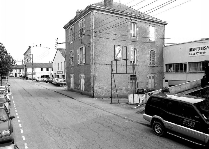 Usine de porcelaine Labesse, puis de Mavaleix et Compagnie, puis J. Granger et Compagnie, puis usine de petite métallurgie et usine de bonneterie de la Société Industrielle de Bonneterie et de Tissage Réunis, actuellement scierie, usine de confection, magasin de commerce, établissement médical