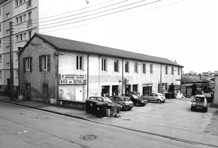 L'ancienne conciergerie et le magasin des moules et modèles, actuels bureaux de la scierie du Comptoir des Bois Limousin Guyane.
