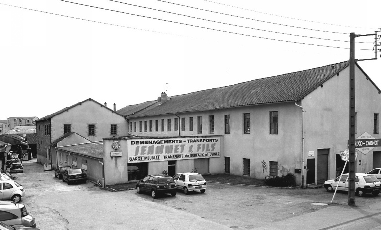 Les anciens ateliers de fabrication et le bâtiment du four est de 1873, vus du nord-est.