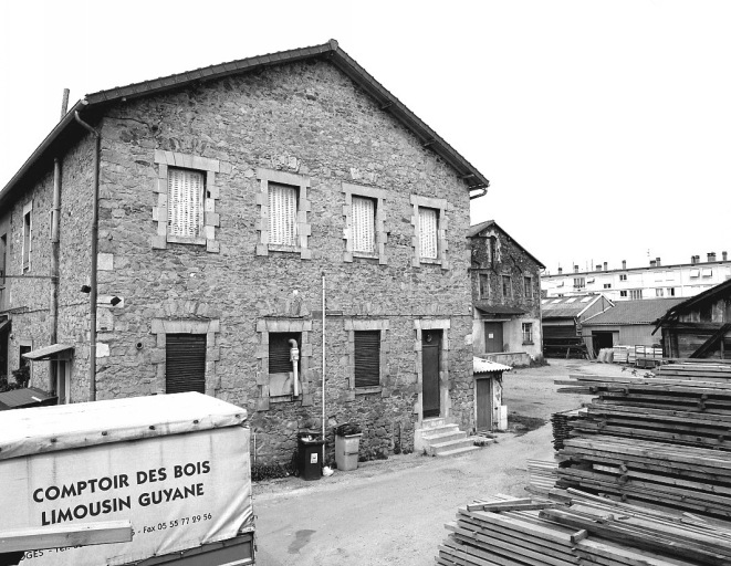 Pignon sud de l'ancien bâtiment du four construit en 1905 (actuel club de sauna). A droite, on distingue le bâtiment du four est de 1873.