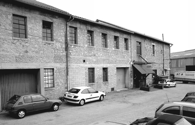 Murs gouttereaux ouest du bâtiment du four de 1905 (à droite, actuel club de sauna), et du bâtiment du four ouest de 1896 (à droite et au centre, remanié).