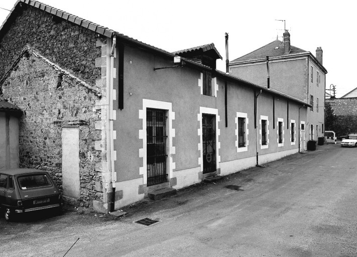 De gauche à droite : anciens atelier de polisseurs, magasins (actuel atelier de confection Dutreix) et logements, vus depuis le sud.