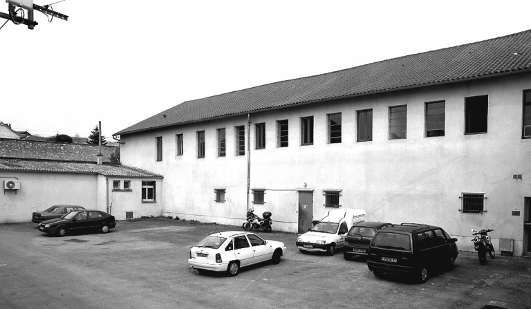 Ancien ateliers de fabrication vus du sud-ouest (actuels commerce d'électroménager au rez-de-chaussée, et hôpital de jour à l'étage).