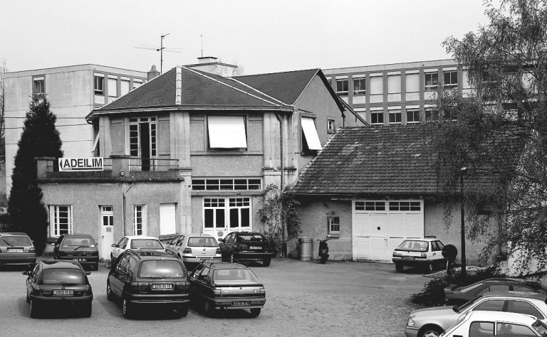 A gauche, façade antérieure de l'ancien bâtiment du four de l'usine de porcelaine Blanchard. A droite le chai Lajudie construit en 1943. A l'arrière les bureaux de la Chambre Départementale d'Agriculture de la Haute-Vienne construit en 1974 à l'emplacement des dépôts de 1950 de la coopérative agricole La Semeuse du Centre.