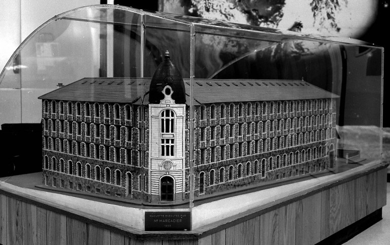 Maquette de l'usine réalisée en 1955. Au centre la tour d'escalier distribuant les ateliers des ailes nord (à gauche) et sud (à droite) de l'usine.