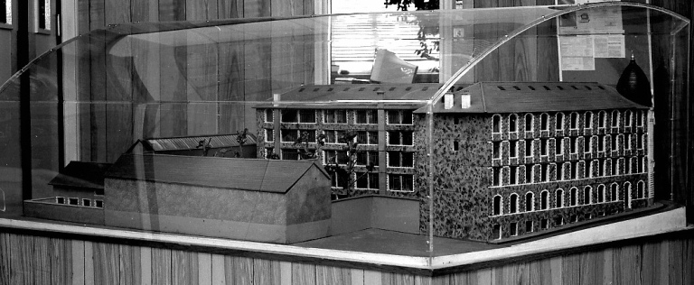 Maquette de l'usine réalisée en 1955. Au premier plan : à droite l'aile nord, à gauche les anciennes écuries.
