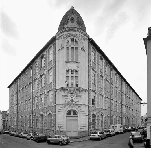 Vue de l'usine depuis le nord-ouest, rue de Châteauroux : tour d'escalier en demi-hors-oeuvre articulant les ailes nord (à gauche) et sud (à droite) des ateliers de l'usine.