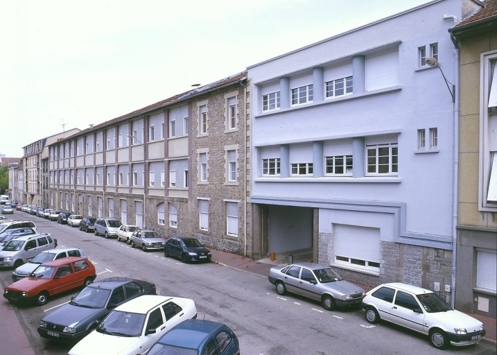 Ateliers alignés sur la rue Hoche : façade antérieure vue du nord-ouest.