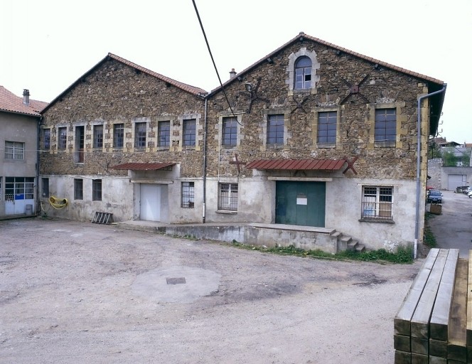 Pignons sud de l'ancien bâtiment du four est de 1873 (à droite), et de l'atelier d'engazettage (à gauche), actuels entrepôts de l'entreprise de déménagement Jeammet.