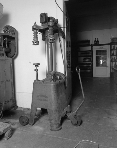 Machine à capsuler : machine de surbouchage