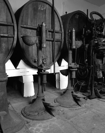 2 machines à bouchonner