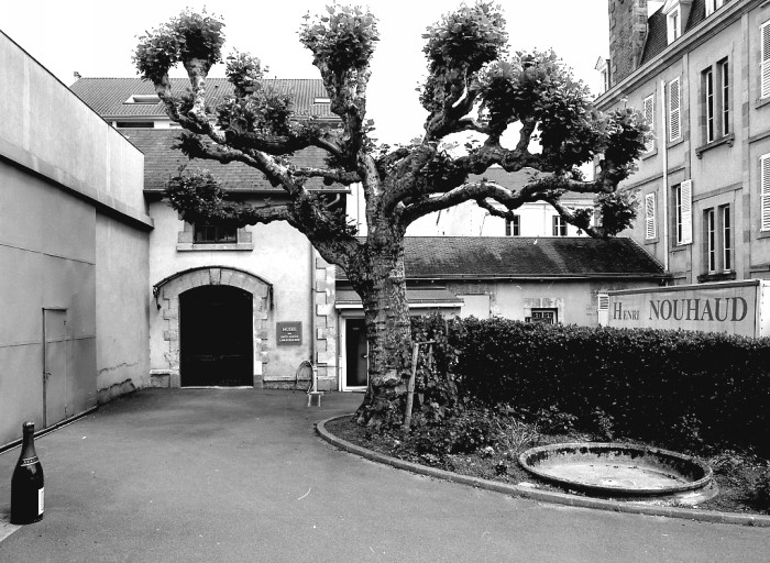 Porte d'entrée de la distillerie (à gauche). A droite, façade postérieure du logement patronal.