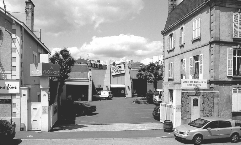 Entrée de la Distillerie du Centre : à droite le logement patronal, au centre la cour intérieure, à gauche les chais Nouhaud.