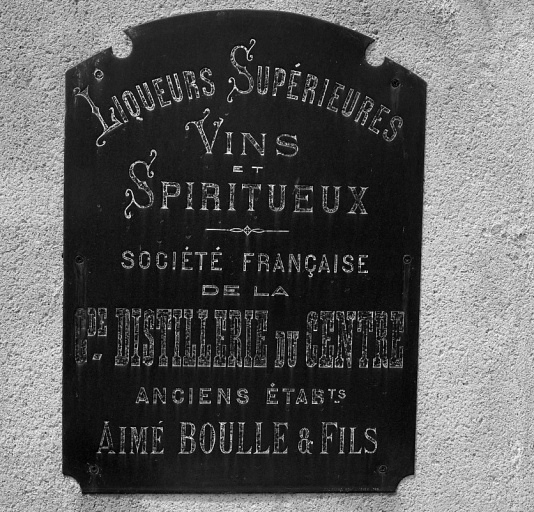 Plaque de cuivre apposée à l'entrée de la Distillerie du Centre.