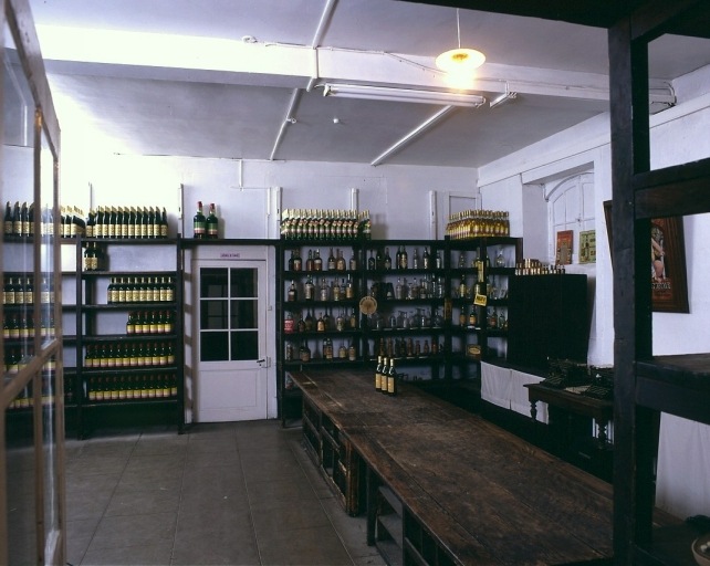 Magasin pour le stockage de la production mise en bouteilles.