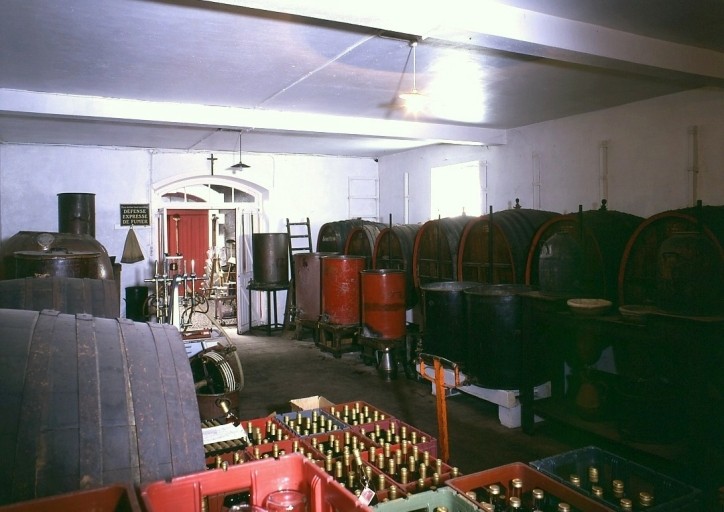 Les chais de la distillerie. Au fond, la cour couverte donnant accès au laboratoire.