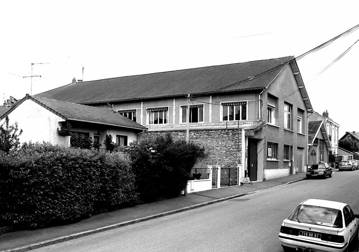 Les ateliers construits en 1940, rue Frédéric-Mistral.