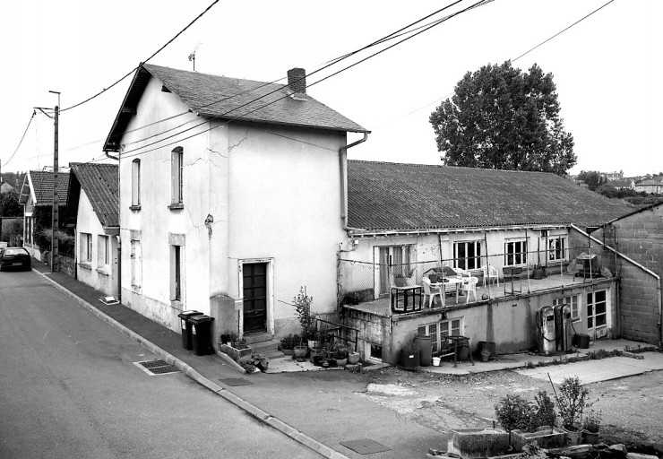 L'habitation et les anciens 'ateliers de lissage' vus depuis l'impasse des Laques, depuis le sud.