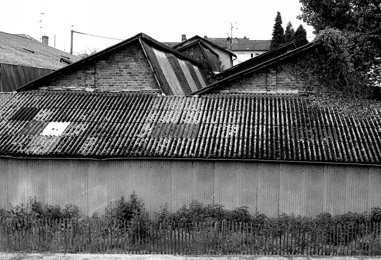 Les anciens 'ateliers de lissage' vus depuis la rue des Colombes, depuis l'est.