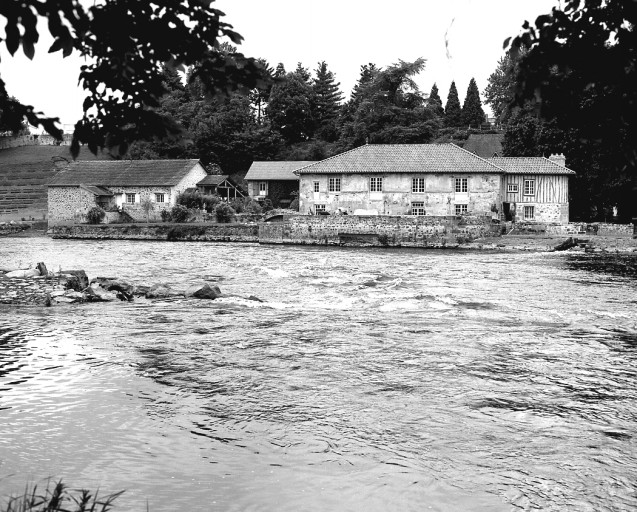 Le moulin du Poudrier vu depuis la rive gauche de la Vienne, après transformation du moulin.