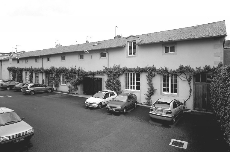 Les chais de la distillerie, reconvertis en bureaux et garages. Façade sur cour (ouest).