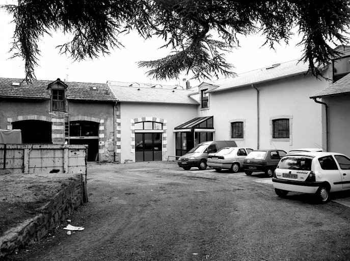 A droite les anciens ateliers situés dans le prolongement nord du logement patronal. A gauche des écuries (?).