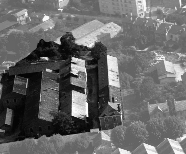 Vue aérienne de l'usine en 1953, prise depuis le nord. On distingue les cheminées du four ouest de 1896 et du four de 1905.