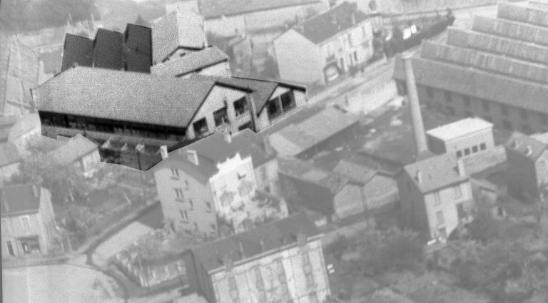 Vue aérienne des ateliers en 1953, prise de l'ouest (à droite, les anciennes usines Laplaud, détruites).