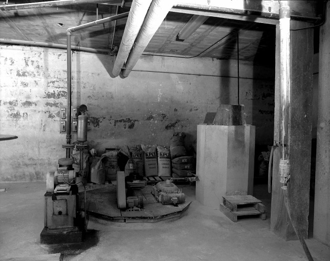 Chaîne de préparation de l'émail dite marche à pâte (2 machines à liquéfier, machine à épurer par filtration, machine à pomper, 3 moteurs électriques)